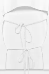 Top de algodón negro, de corte clásico con cuello redondo y manga corta, con espalda descubierta y detalle de lazos ajustables.