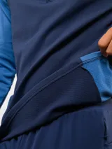 Buzo de entrenamiento Umbro del Club Nacional de Football, con medio cierre frontal, cuello alto y mangas largas. Presenta el logo de la marca y el escudo del club en el pecho.