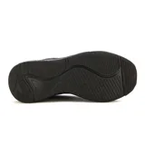 Championes deportivos Diadora modelo Delta, completamente negros, con capellada de malla transpirable y logo de la marca en el lateral. Presentan una suela gruesa y robusta.