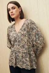 Blusa celeste con estampado floral en tonos beige y marrón, escote en V, mangas 3/4 abullonadas y frunce en la cintura.