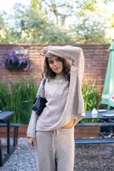 Sweater tejido con diseño de rombos geométricos en relieve, de cuello redondo y manga larga con silueta amplia.