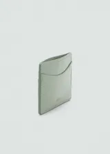 Porta documentos efecto piel de color verde menta, con múltiples ranuras para tarjetas y logotipo grabado en dorado.