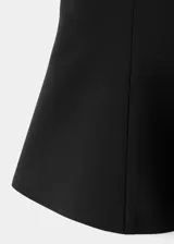 Top peplum negro con cuello halter, sin mangas y diseño entallado.