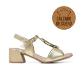 Sandalia de cuero metalizado color dorado con taco cuadrado medio y aplique metálico decorativo en el empeine. Cuenta con tira ajustable al tobillo con hebilla lateral.