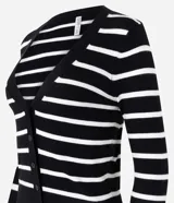 Cardigan corto de punto con diseño a rayas horizontales en blanco y negro. Presenta cuello en V, cierre frontal con botones y mangas largas.