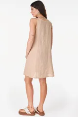 Vestido corto de lino verde militar, sin mangas, con escote redondo y bolsillos laterales.