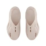 Sandalias tipo slipper unisex, color beige claro, fabricadas en EVA con diseño ventilado y suela con buen agarre.