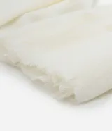 Pañuelo rectangular de color negro, con acabado de mini flecos en los extremos y diseño liso.