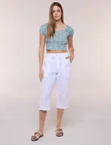 Pantalón capri de algodón a rayas verticales en tonos azul, celeste y blanco, con cintura elastizada, cordón de ajuste frontal y bolsillos aplicados.