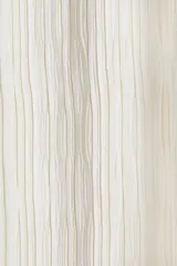 Pantalón blanco roto de tiro alto con cintura elástica y pierna ancha, confeccionado en tejido con textura plisada o arrugada.