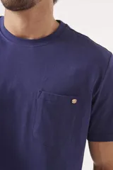 Remera azul con bolsillo en el pecho.