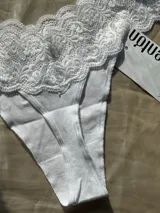 Colaless de microfibra color beige con detalle de encaje en la cintura.