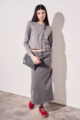 Falda midi gris de algodón con cintura elástica y corte ajustado.