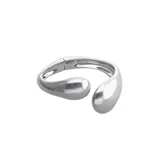 Pulsera rígida de aleación de metales bañada en plata, con diseño abierto y una gota en cada extremo.