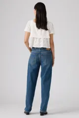 Pantalón de jean azul de tiro medio, con corte holgado y diseño taper.