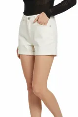 Short de jean de tiro alto en color blanco, con diseño clásico de cinco bolsillos, cierre frontal con botón y ruedo con dobladillo.