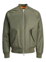 Campera tipo bomber color verde oliva, con cierre frontal de doble dirección, cuello, puños y ruedo acanalados. Presenta bolsillos laterales con solapa y forrería interna.