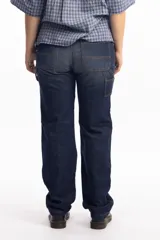 Pantalón de jean azul oscuro de corte recto, con refuerzos en las rodillas y bolsillos laterales. Diseño de estilo cargo con frente reforzado.