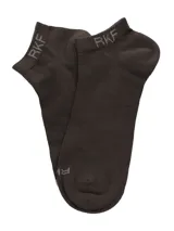 Medias cortas de corte bajo, color marrón oscuro, con logo RKF bordado en el puño y detalle de logo en la puntera.