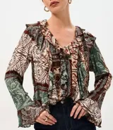 Blusa tipo bata de viscosa Marfinno con estampado paisley multicolor, escote en V con cordones para atar, volados frontales y mangas largas con puños amplios.