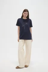 Remera de algodón de manga corta y cuello redondo, con diseño de línea fina bordado en el frente.