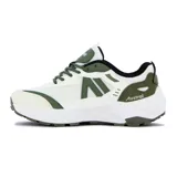 Championes deportivos de hombre Austral modelo Bangkok, color blanco hueso con detalles en verde militar. Presentan una capellada de malla transpirable con superposiciones sintéticas, cordones verdes y suela gruesa con relieve en tonos blanco y gris oscuro.