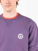 Sudadera de felpa color ladrillo, con cuello redondo, manga larga y logo estampado en el pecho.