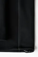 Pantalón de jogging deportivo de corte holgado, confeccionado en tejido técnico con tecnología de absorción de humedad. Presenta cintura elástica con cordón de ajuste, bolsillos laterales, ribetes verticales en las piernas y cordón elástico ajustable en los bajos.