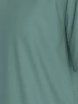 Remera verde de corte clásico y manga corta, con cuello redondo y logo de Calvin Klein en la manga.