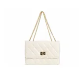 Cartera tipo bandolera de diseño acolchado con costuras en rombos, color blanco. Cuenta con una cadena dorada como correa y un cierre frontal metálico giratorio en tono dorado.