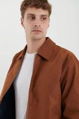 Campera de napa ecológica color marrón, con cierre frontal metálico, bolsillos laterales y cuello camisero.