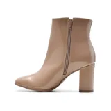 Bota corta de charol negro con punta redondeada y taco cuadrado.