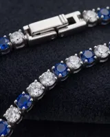 Pulsera de acero finamente engastada con circonias blancas y azules alternadas en toda su longitud.