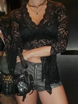 Top de encaje negro con mangas acampanadas y escote en V.