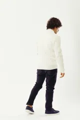 Pantalón de pana color gris topo, corte regular, con cinco bolsillos, cierre con botón y logo bordado.