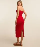 Vestido midi de punto acanalado color rojo, sin breteles, con escote corazón torcido y abertura en la espalda.