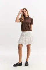 Remera marrón de manga corta con detalles en contraste en cuello y mangas, de calce regular y líneas simples.