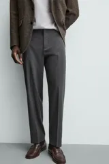 Pantalón de vestir regular fit color negro, confeccionado en tejido con mezcla de lana y elasticidad. Cuenta con cintura elástica, bolsillos frontales, bolsillos traseros de vivo con botón, y cierre frontal con cremallera y botón.