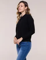 Cardigan tejido con cierre frontal de la marca Rio & Rian, color negro, con cuello polo y cremallera metálica completa. Confeccionado en tejido de punto con textura labrada en relieve en el frente y mangas, con mangas largas y puños acanalados.