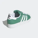 Championes Adidas Superstar II color verde con detalles en blanco, con exterior de cuero suave, las tres tiras laterales y la icónica puntera con relieve.