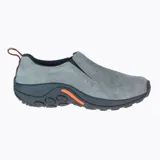Mocasín Merrell Jungle Moc para hombre, color gris, sin cordones, con elástico lateral para facilitar el calce, capellada de cuero gamuzado, plantilla acolchada y suela de goma con tecnología Air Cushion para absorción de impactos.