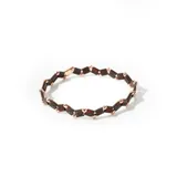 Pulsera elástica de cuentas de cerámica rectangulares color borgoña y cuentas redondas de metal color cobre.