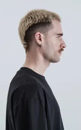 Remera de corte relajado y silueta amplia, con hombros levemente caídos y mangas cortas. Confeccionada en algodón premium, presenta un diseño liso y minimalista.