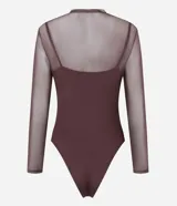 Body de tul color bordó con diseño de cuello alto y mangas largas transparentes. Presenta un estilo sobrepuesto con un top interno de escote recto, brindando un ajuste ceñido al cuerpo.
