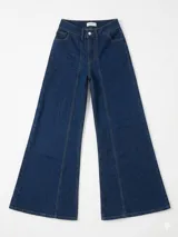 Pantalón jean estilo wide leg color azul oscuro, con tiro alto y costuras pespunteadas visibles en la parte frontal de las perneras. Presenta diseño de cinco bolsillos y cierre con botón y cremallera.