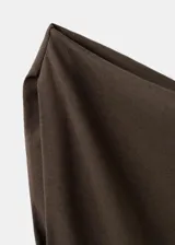 Vestido largo marrón de diseño asimétrico y corte evasé, con cuello barco y manga corta.