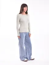 Remera de manga larga color gris oscuro, de corte ajustado y tejido acanalado.