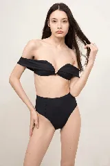 Bombacha de bikini tiro alto, color negro, con diseño de corte clásico y cobertura completa.
