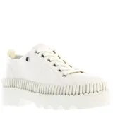 Championes urbanos de plataforma con diseño de suela dentada y textura acanalada en el borde. Presentan cordones al tono y ojales metálicos, con un acabado liso y minimalista.
