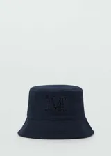 Gorro tipo bucket azul marino con letra "M" bordada en el frente.